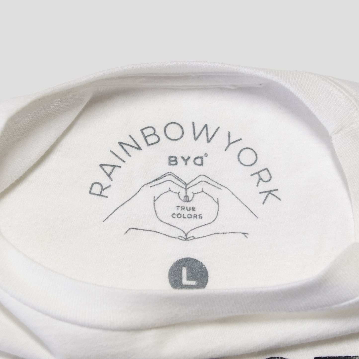 MENOS CLÓSET MÁS RAINBOW T-SHIRT