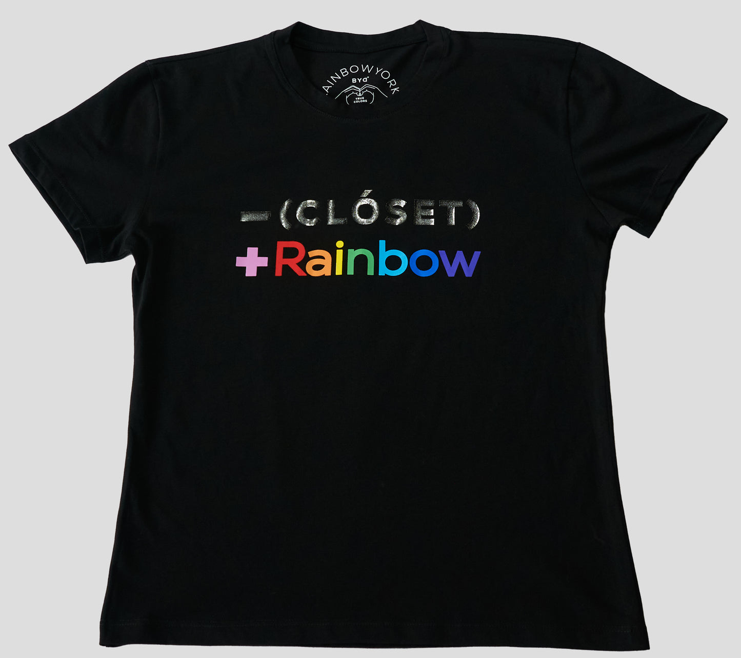 MENOS CLÓSET MÁS RAINBOW T-SHIRT