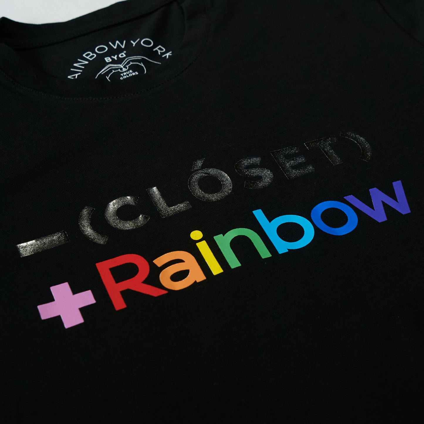 MENOS CLÓSET MÁS RAINBOW T-SHIRT