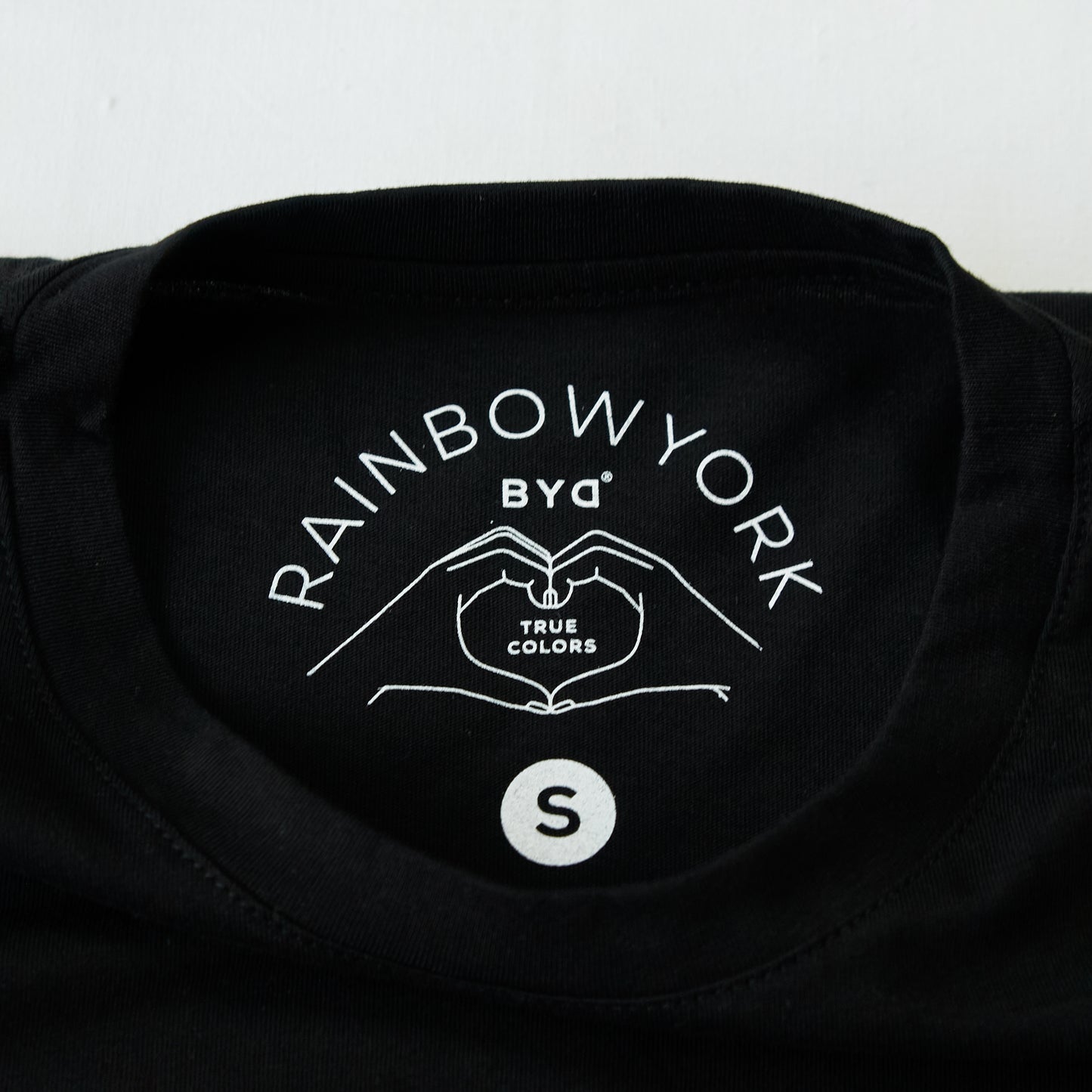 MENOS CLÓSET MÁS RAINBOW T-SHIRT