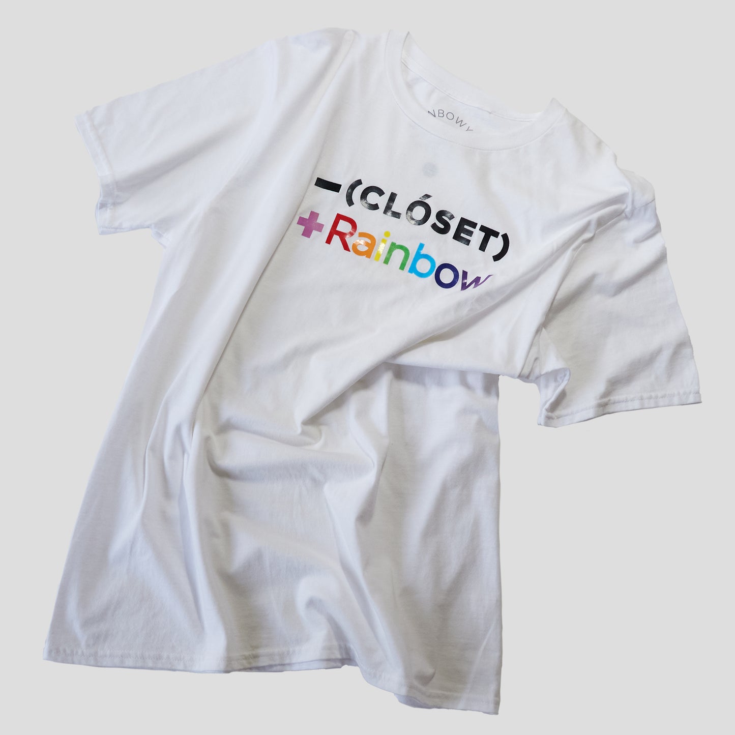 MENOS CLÓSET MÁS RAINBOW T-SHIRT