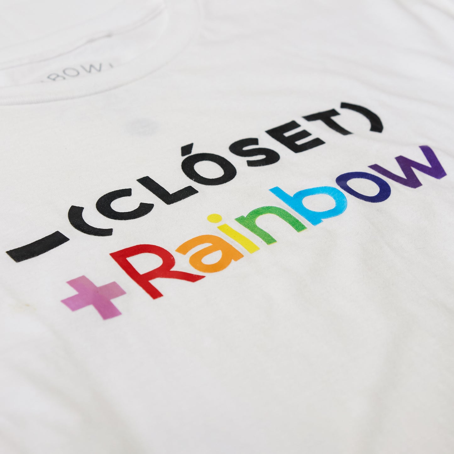MENOS CLÓSET MÁS RAINBOW T-SHIRT